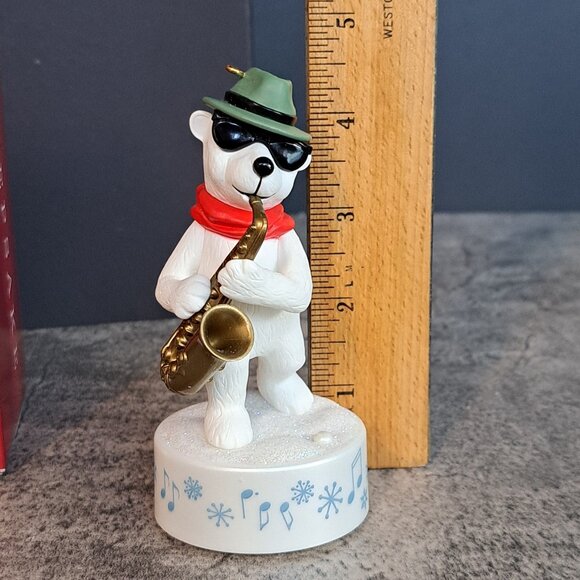 Hallmark Ornament 2021 - Musical Stylin' Saxophone Bear - Picture 3 of 9